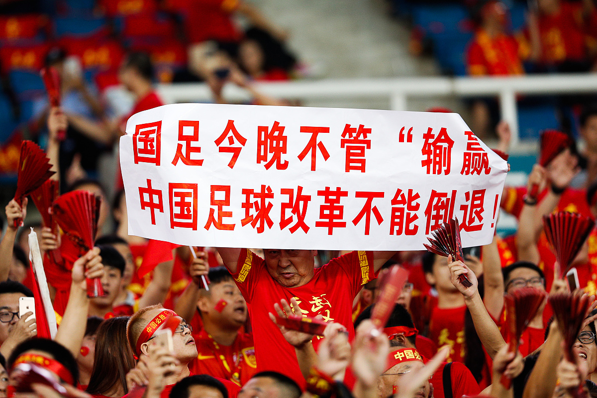 队员们全力以赴，为胜利拼尽全力