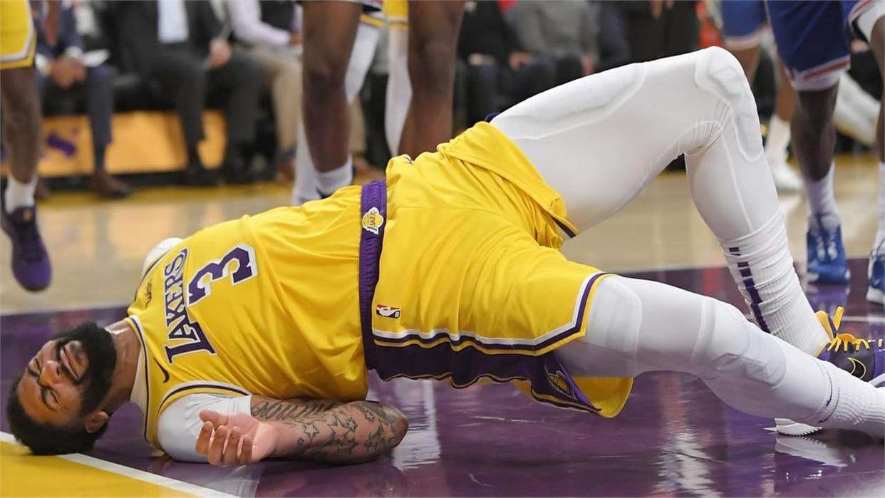 NBA球员受伤下场，球队一度落后