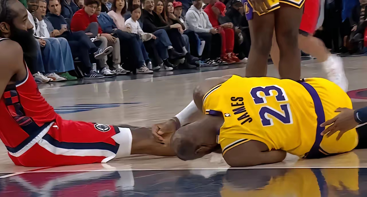 NBA球员受伤下场，球队一度落后