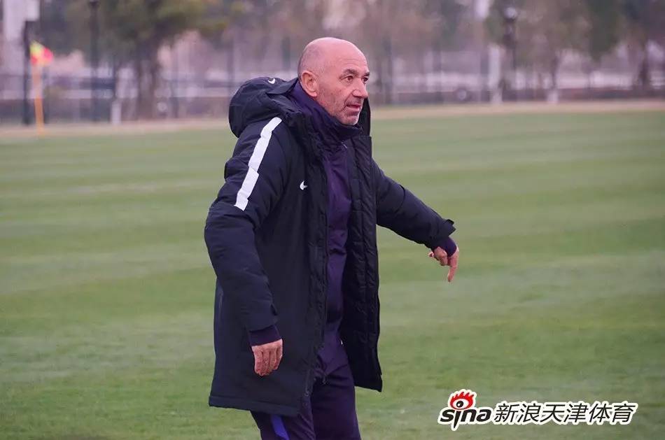 权健主帅帕切科战前训练表情严肃备战的简单介绍